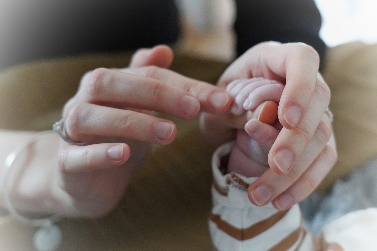 mains de bebe et mains d'adultes
