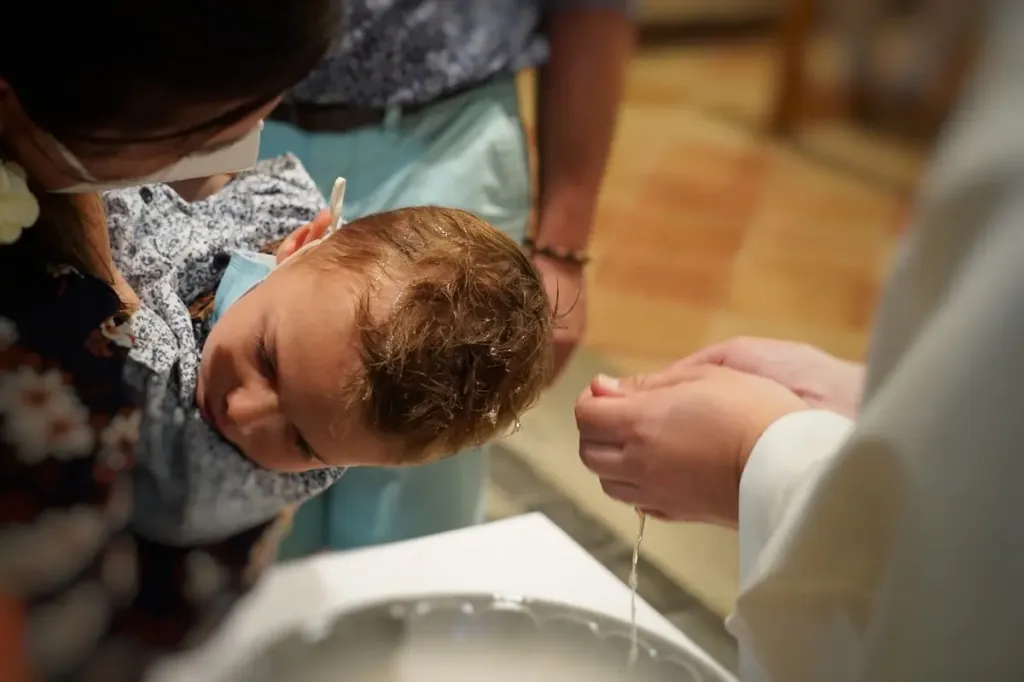 petit enfant baptisé