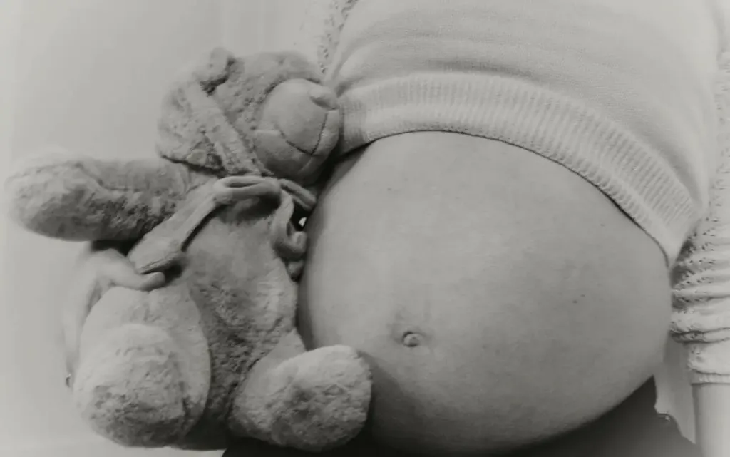 femme enceinte avec ours en peluche
