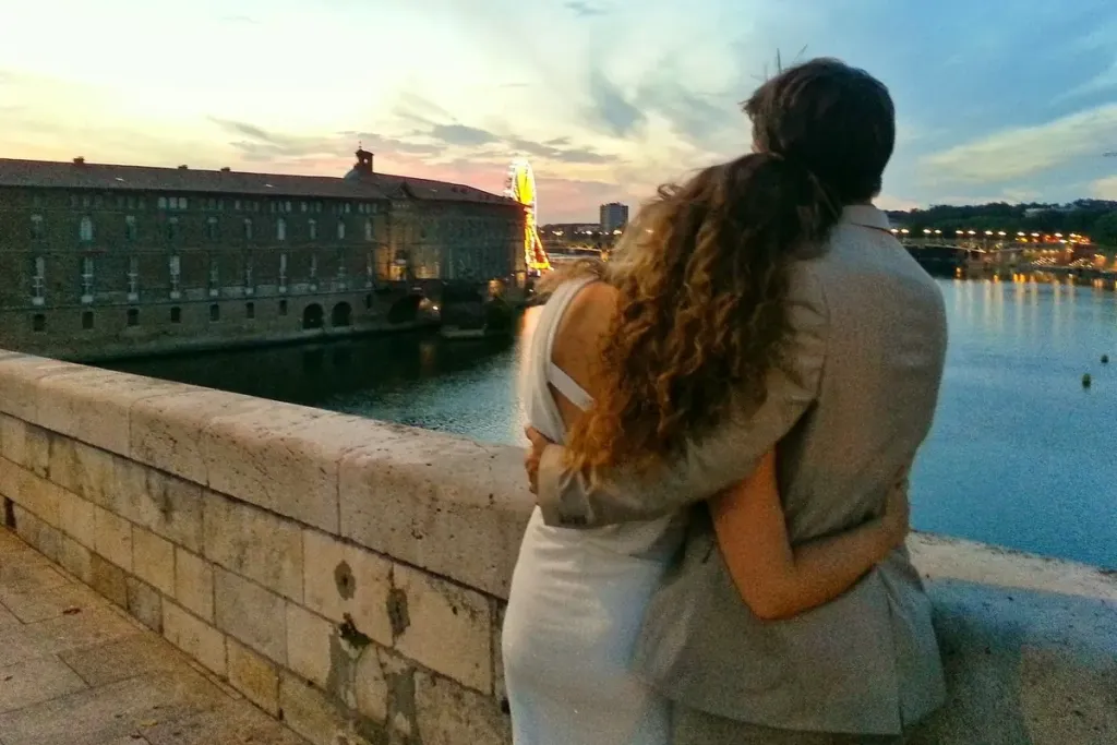 couple marié sur un pont à Toulouse